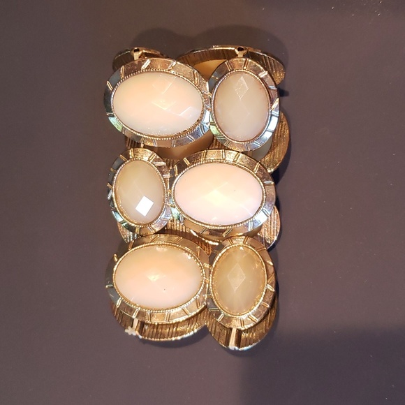 Jewelry - Goldtone bracelet